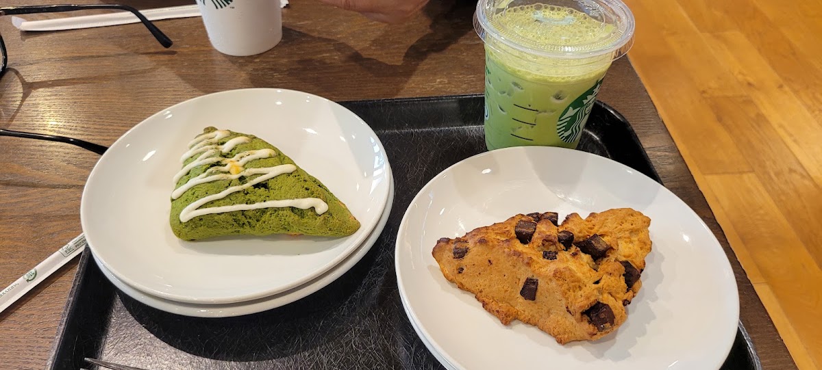 餐盤上的抹茶拿鐵與司康