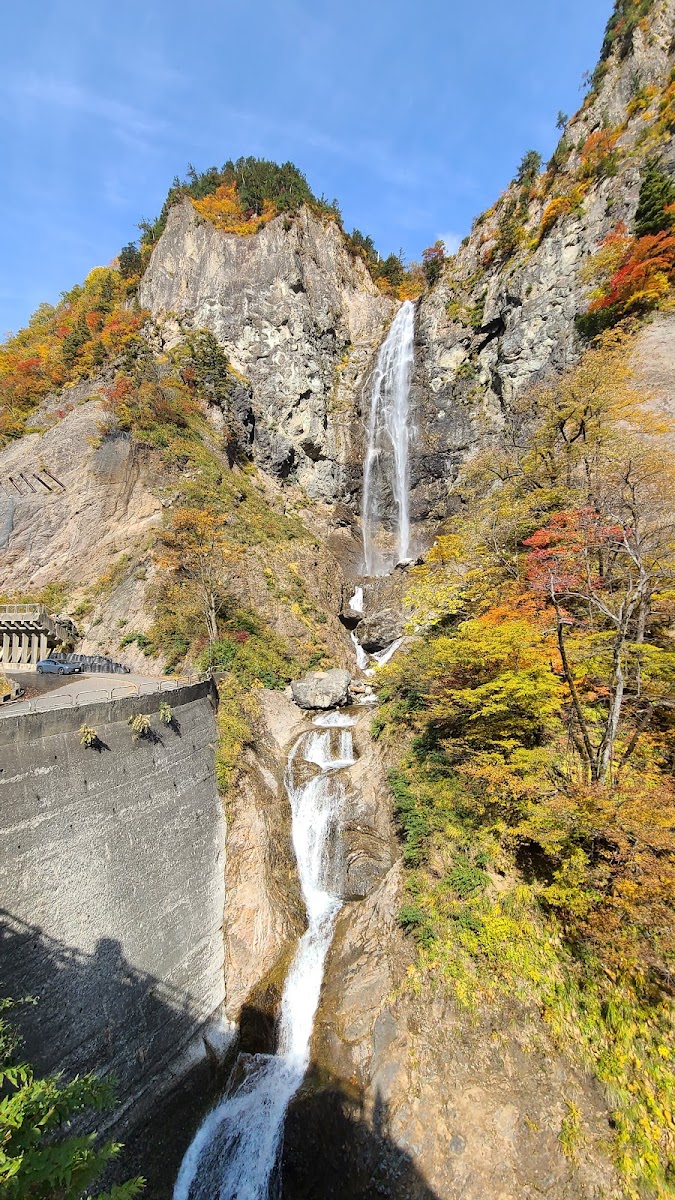 秋季紅葉環繞的高山瀑布景觀