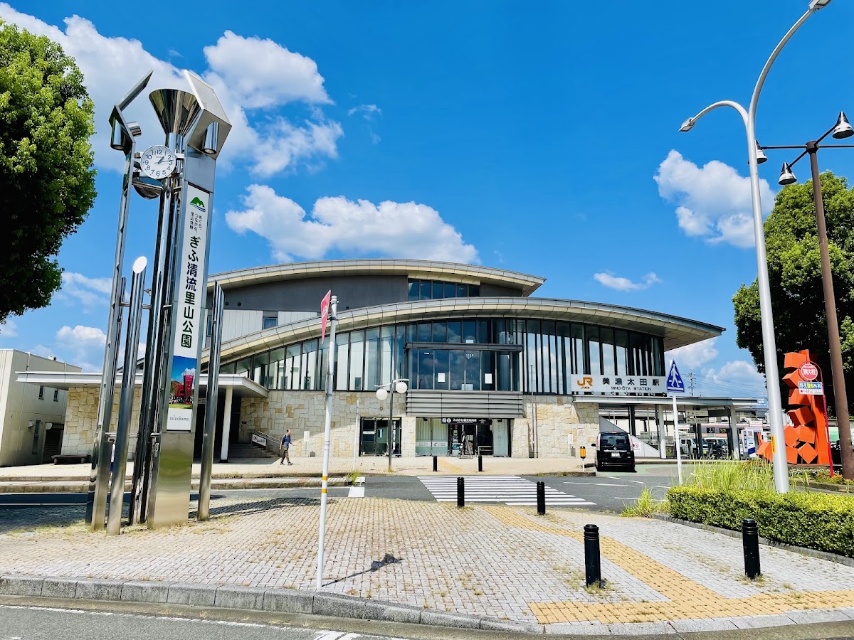 美濃太田站戶外建築外觀與藍天