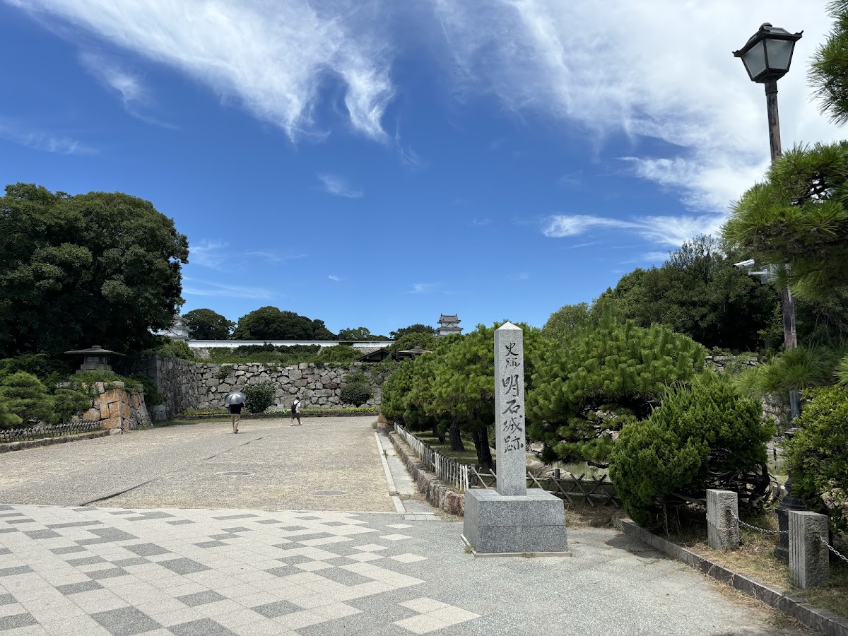 明石城跡石碑與晴朗天空
