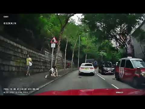 車CAM直擊 - 死神來了！ 路人突然失平衡仆出馬路 險被撞