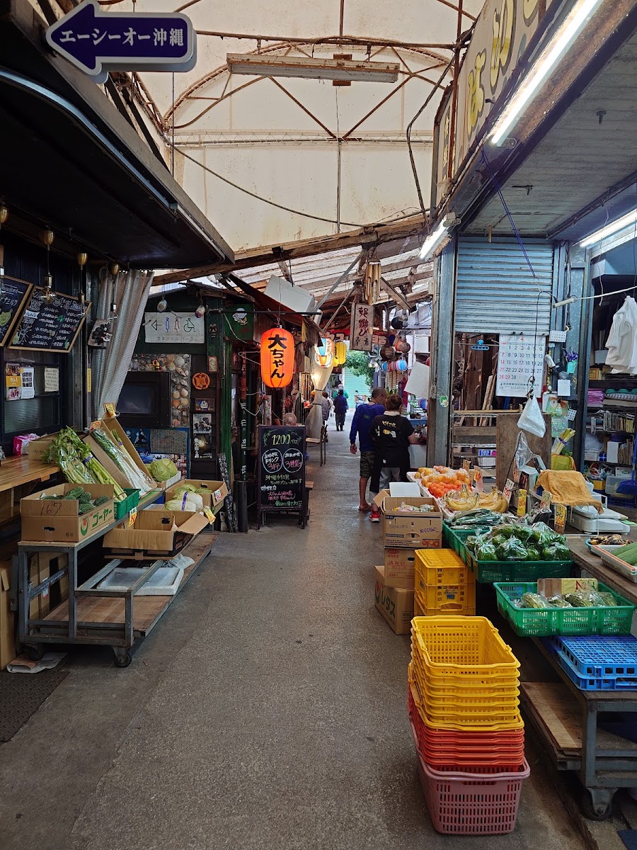 市場內部菜市場走廊販售新鮮蔬果與商品