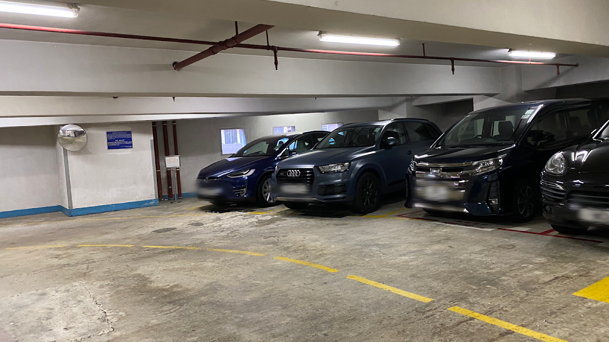 中環環貿中心 Universal Trade Centre 停車場 實景照片 7