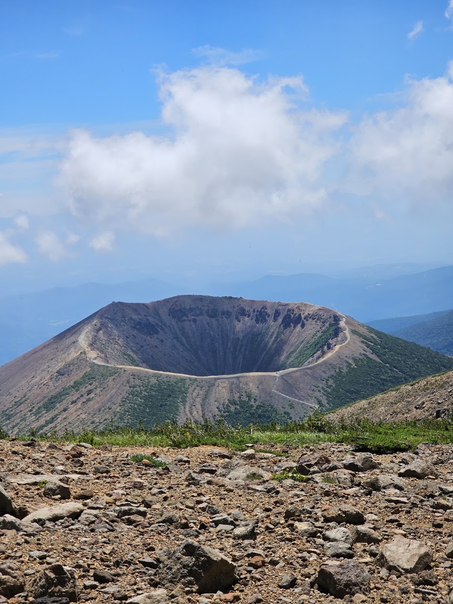 火山口與壯麗雲空