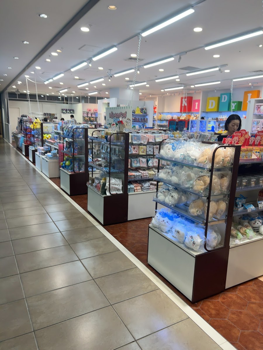 Kiddy Land 內部藍色系玩偶貨架