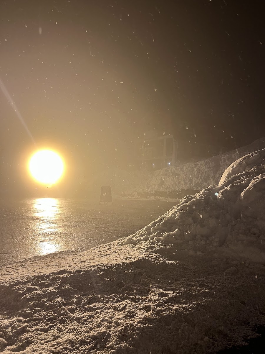 夜間降雪與強烈燈光