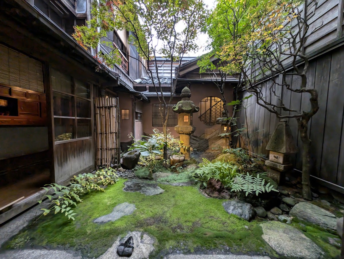 日式庭園中充滿綠意與石燈籠景致
