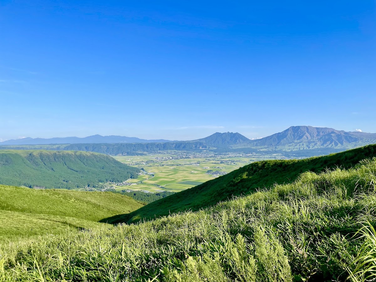 晴空萬里的阿蘇大觀峰綠意大景