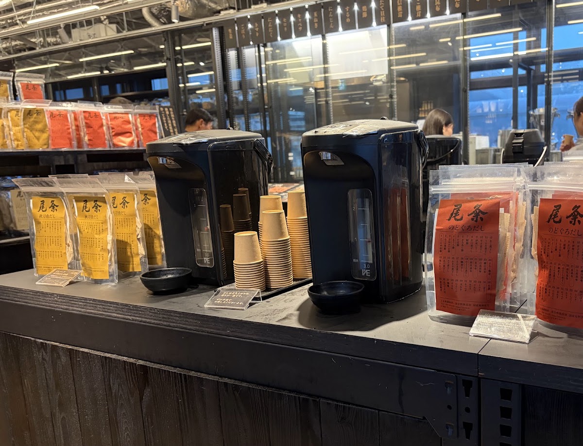 店內高湯包與熱水壺檯面