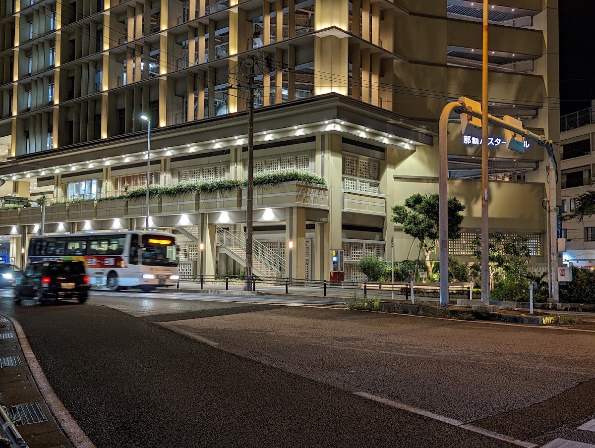 夜晚車流與點燈的建築外觀
