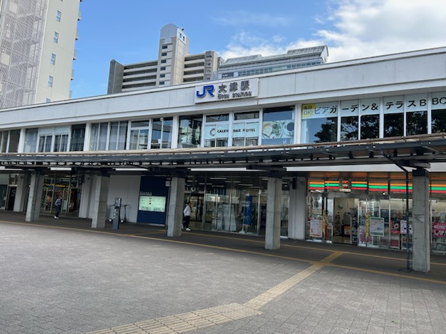 大津站建築外觀與超商入口
