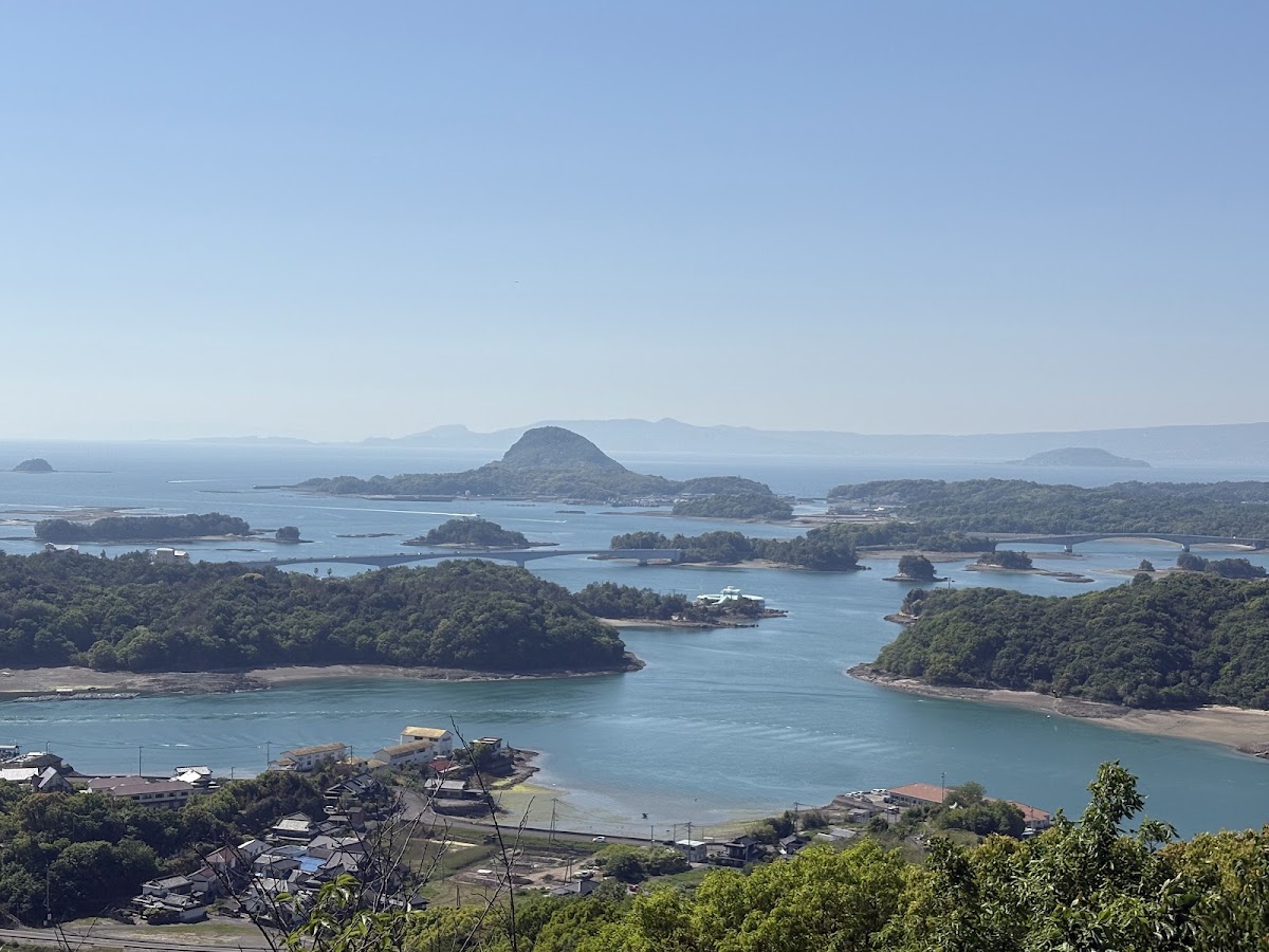 蔚藍海灣與群島交織的風景