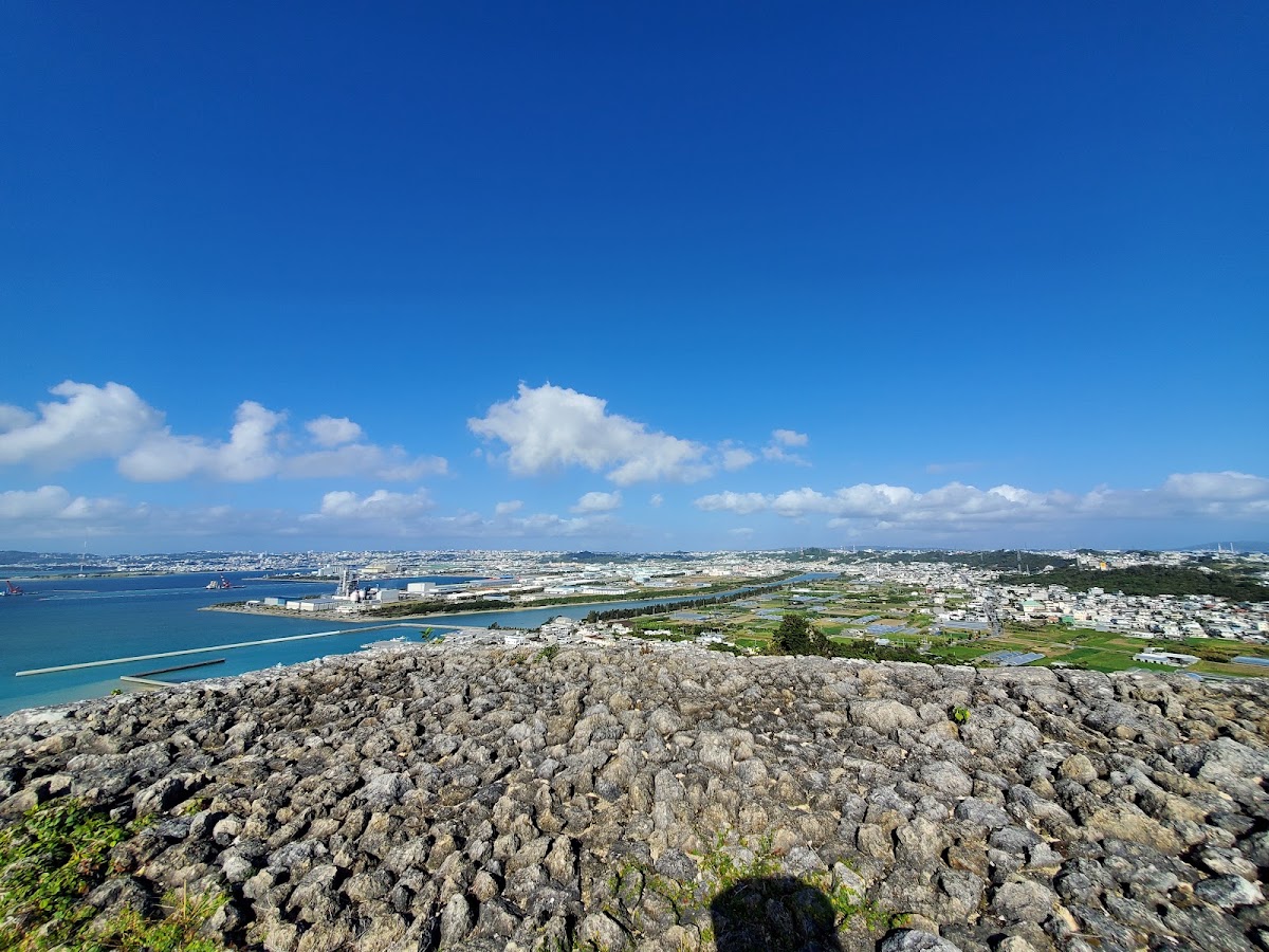 從勝連城頂俯瞰周邊城市海景