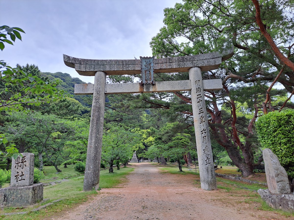 神社鳥居與綠意步道
