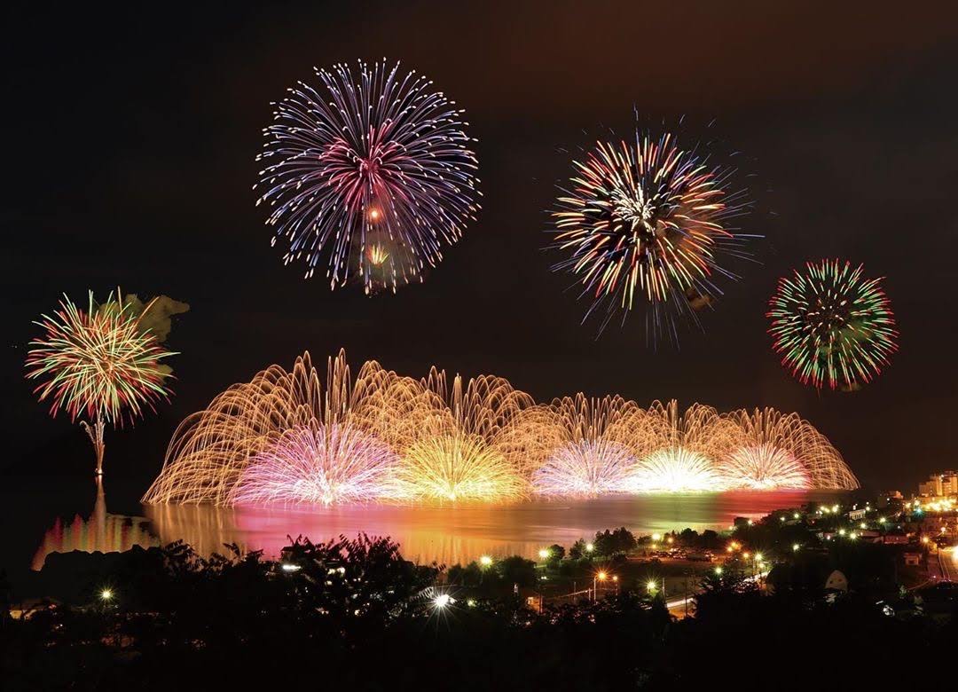 洞爺湖夏日夜間璀璨煙火秀