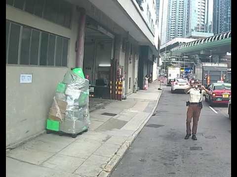 車CAM直擊 - 黃腳鱲工廠區抄完牌唔走 等緊咩？ (司機正在貨𨋢推貨出工廠大廈)