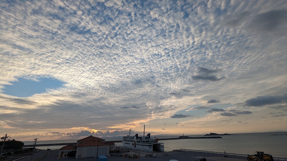 黃昏時分港口與渡輪的大景夕陽