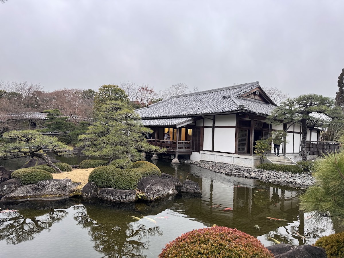 日式庭園與傳統建築水池景致