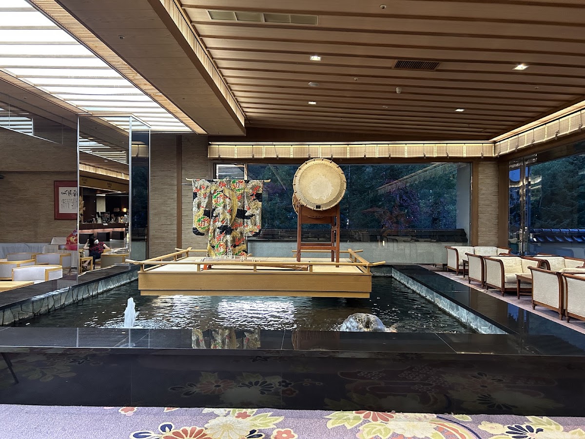 飯店室內大廳水池與裝飾
