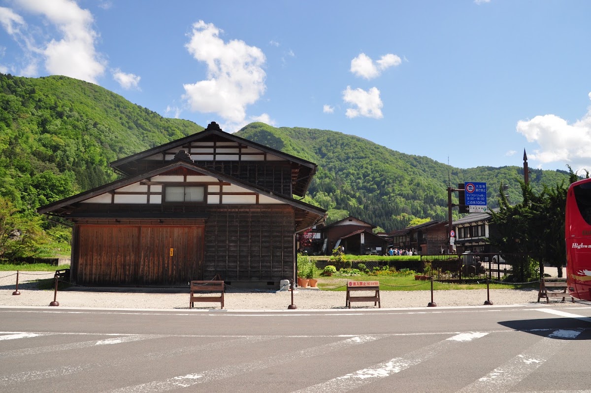 夏季綠意山脈下的傳統建築