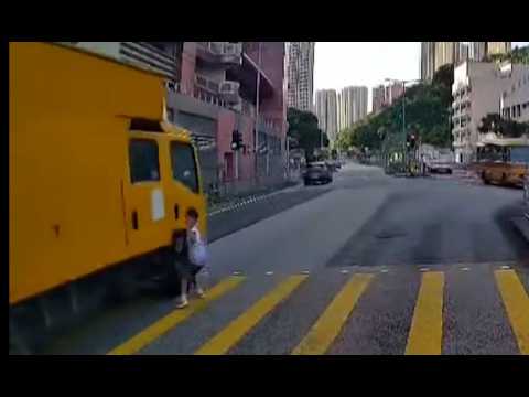 車CAM直擊 - 未來保特衝紅燈出馬路險被撞飛