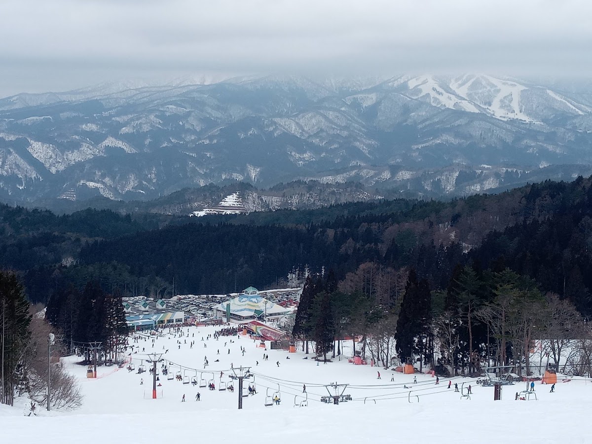 從高處俯瞰滑雪場與遠方連綿雪山