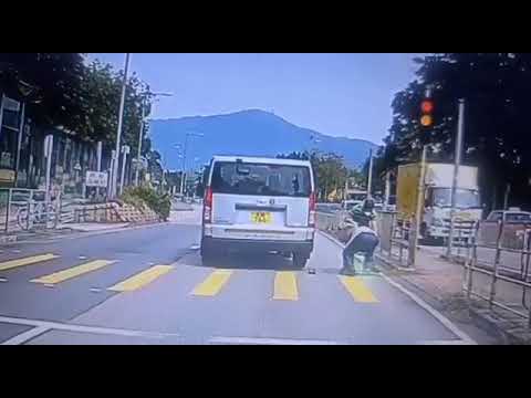 車CAM直擊 - 高埔村燈位 貨Van衝燈轆到伯伯隻腳