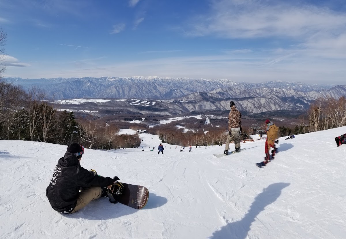 山頂遠眺雪景與滑雪客