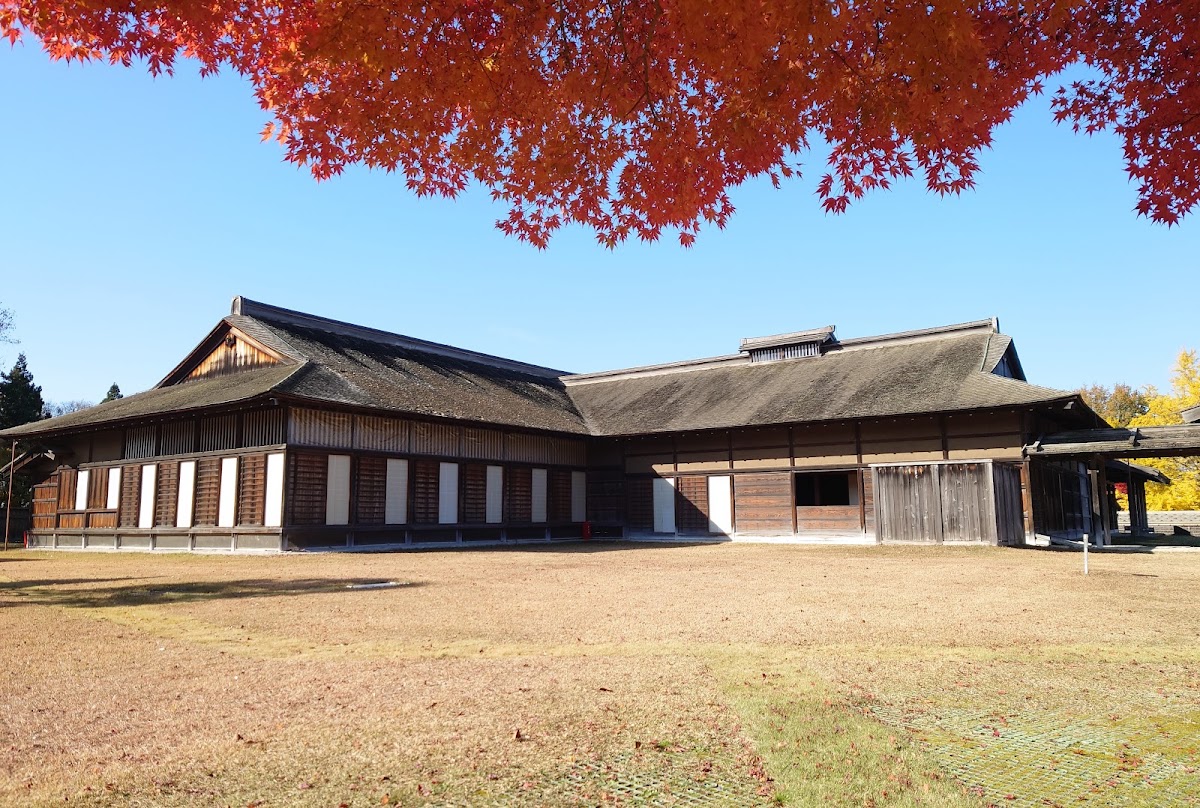 秋日藍天下根城主殿與紅葉