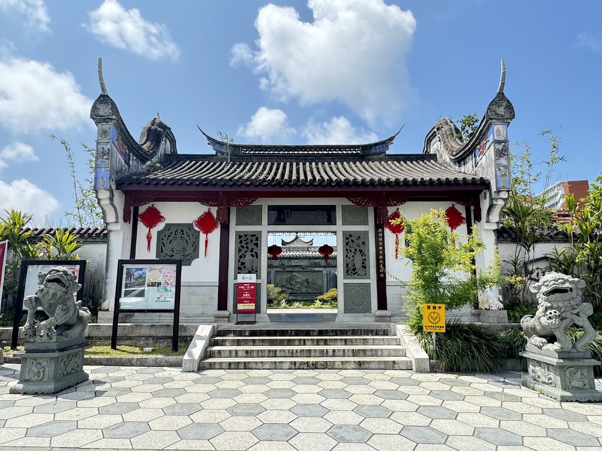 福州園入口中式牌樓與石獅