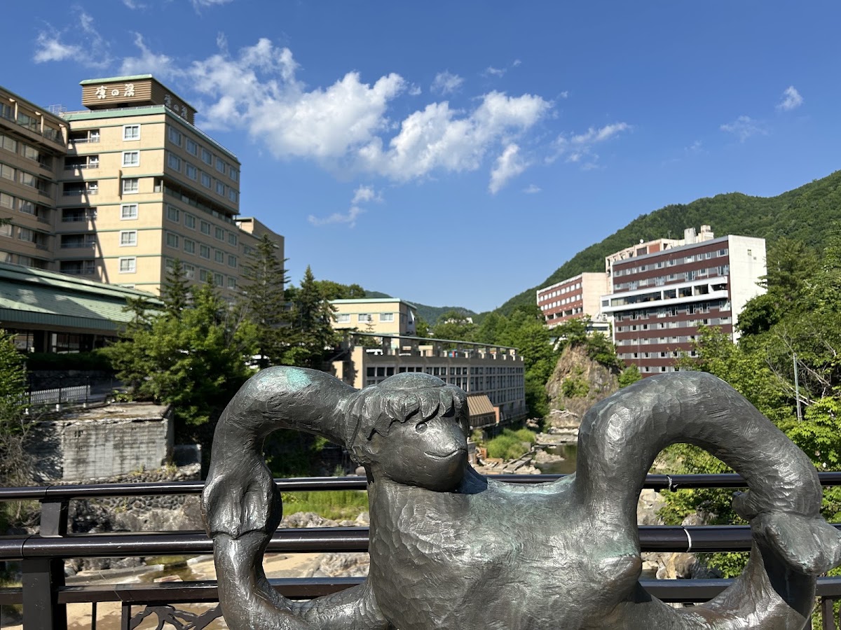 河畔銅像與溫泉街建築