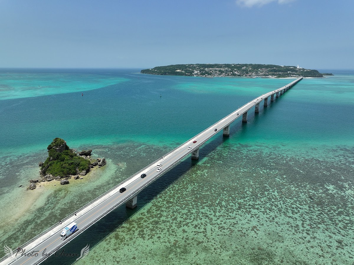 橋面視角的古宇利大橋與行駛車輛
