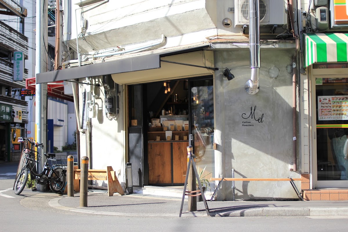 陽光灑落的咖啡店戶外街景建築