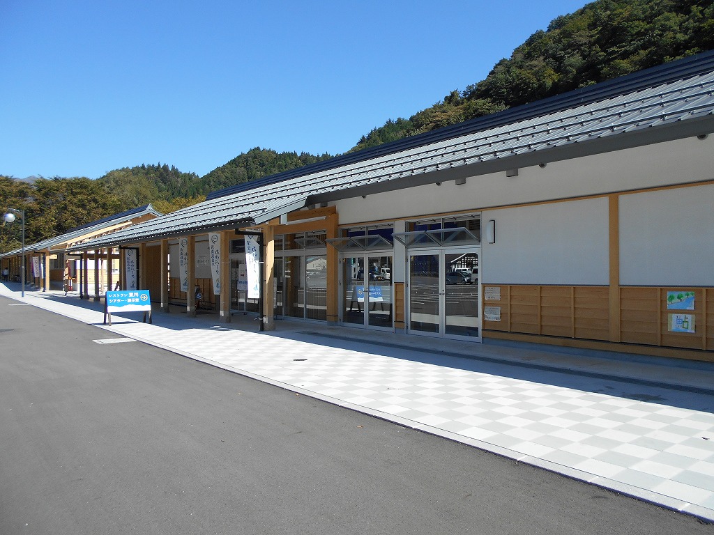 藍天下的木造建築外觀