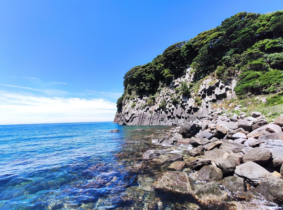 雄島獨特的柱狀節理岩岸與清澈海水