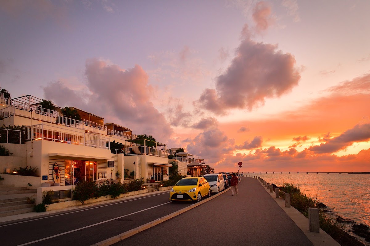 夕陽餘暉下的瀨長島建築與道路