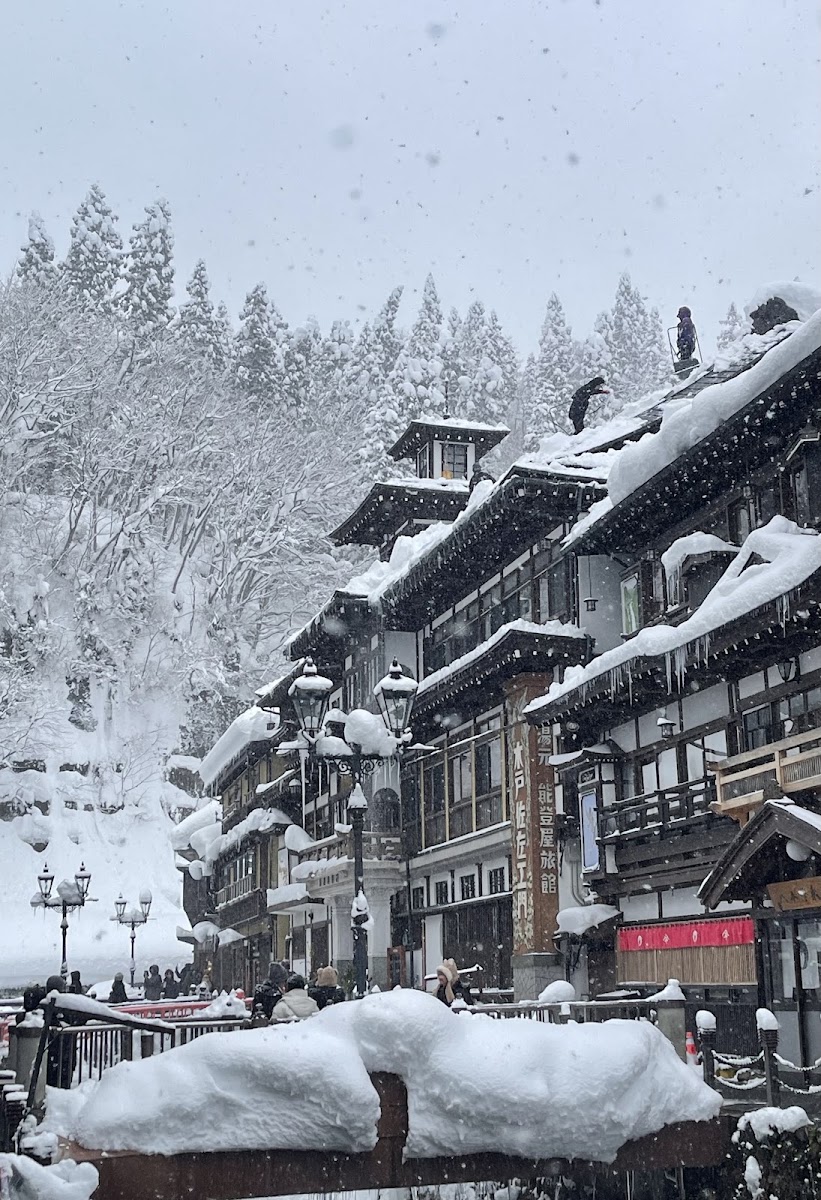 大雪紛飛中的溫泉街與清除積雪