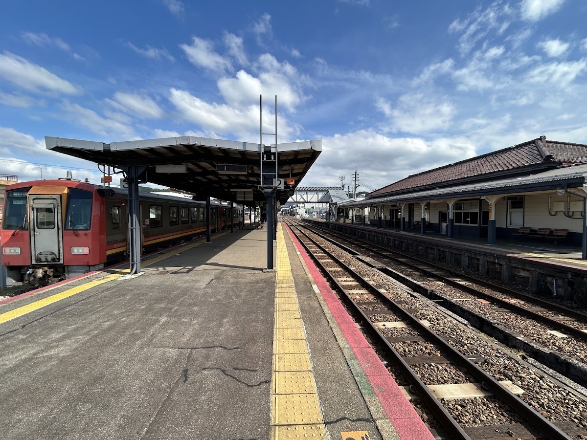 月台與停靠的列車及藍天