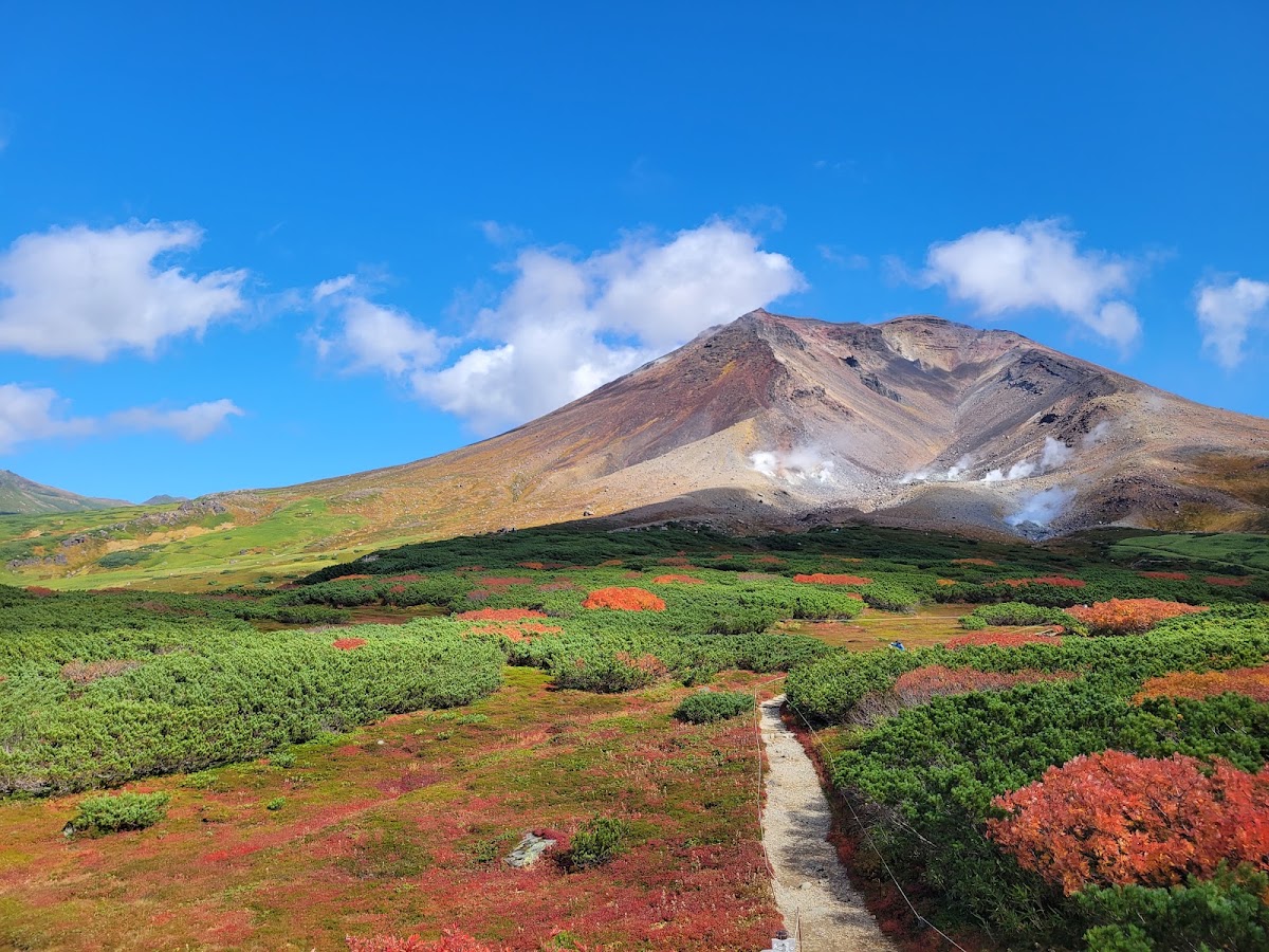 秋色山徑與冒煙火山