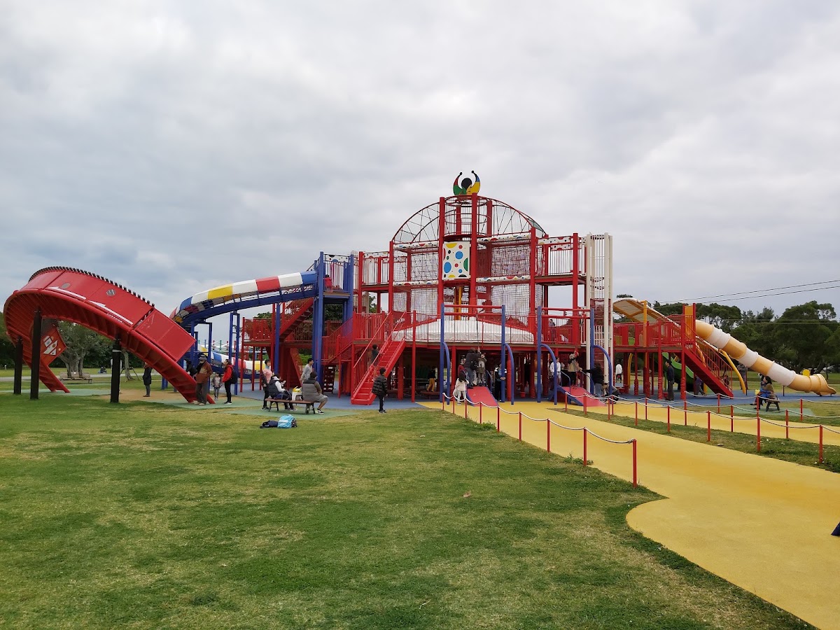 公園大型綜合遊具與溜滑梯