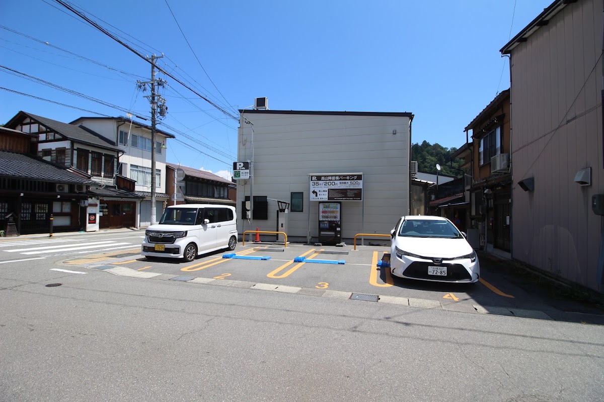 晴朗藍天下的停車場全景