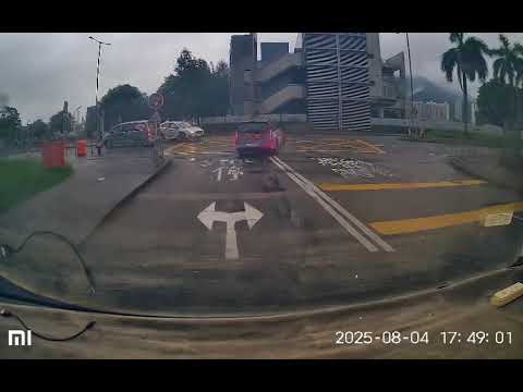 車CAM直擊 - 科學園路 兩車相撞 停線駛出白色車被T骨