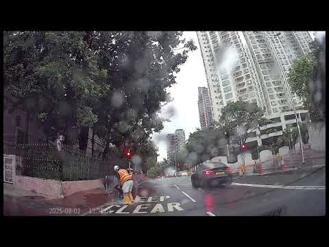 車CAM直擊 - (好人好事) 道路維修工作人員 雨中協助手推車伯伯上返行人路
