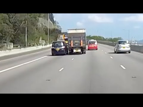 車CAM直擊 - 盲毛貨車無啦啦飄過線 被撞果架真係好無辜