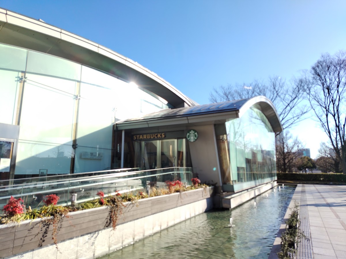 藍天下的星巴克戶外建築外觀