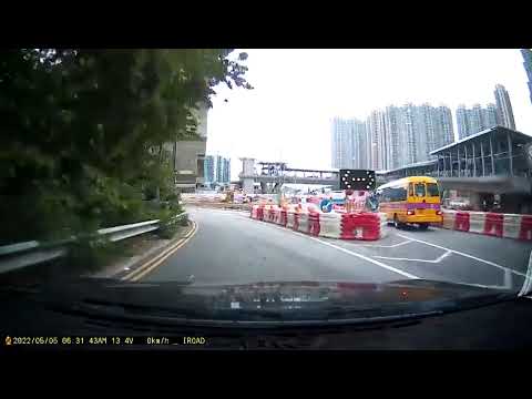 【車cam突發】 大地任佢行 - 連續兩日有個阿姐喺馬路行，地點：將軍澳寶順路轉出去寶邑路