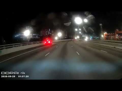車CAM直擊 - 凌晨的士疑似揸揸下瞓咗覺 橫跨三線撞壆炒車
