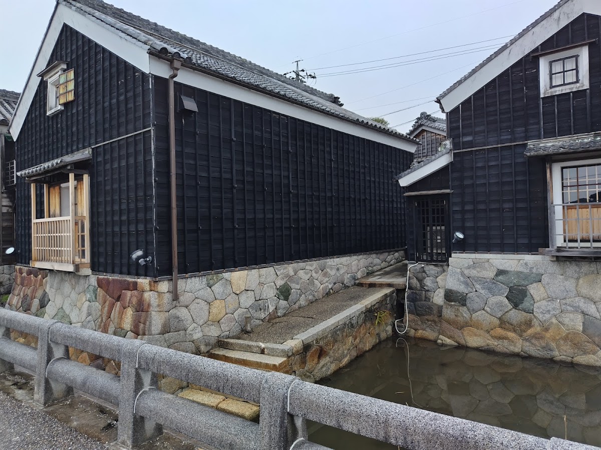 黑壁倉庫與水渠石垣