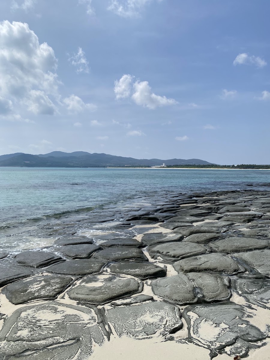 近距離拍攝疊石與海水
