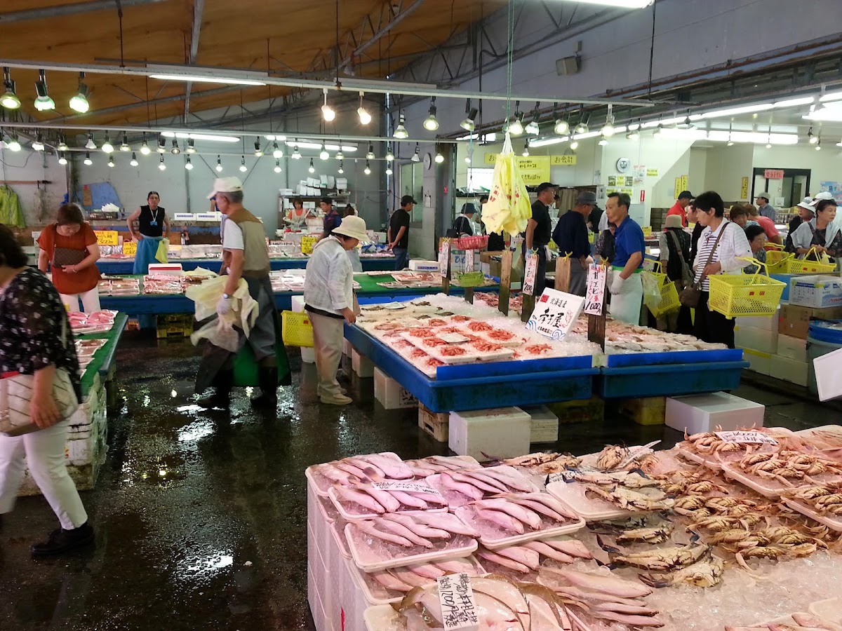 室內魚市攤位與海鮮展示